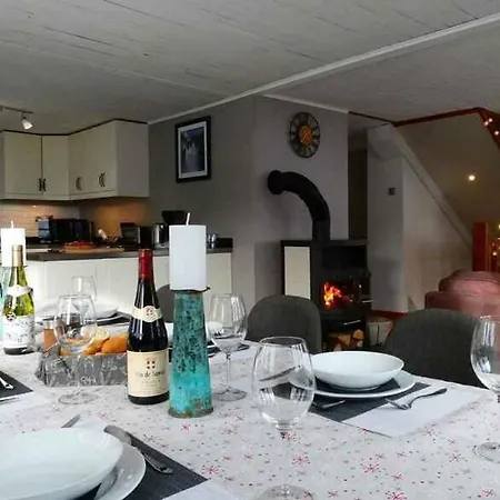 Chalet Falcon With Hot Tub