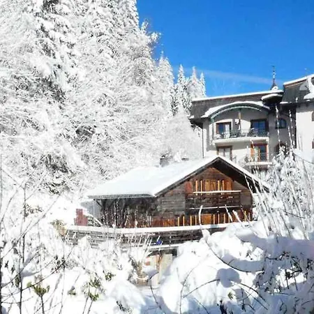 Falcon With Hot Tub Chalet *