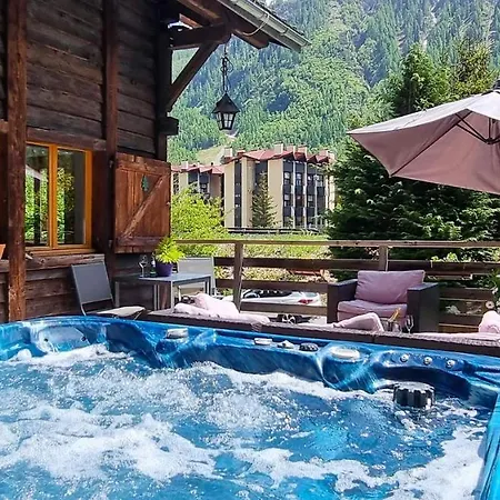Chalet Falcon With Hot Tub