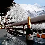 Falcon With Hot Tub Шале