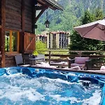 Шале Falcon With Hot Tub