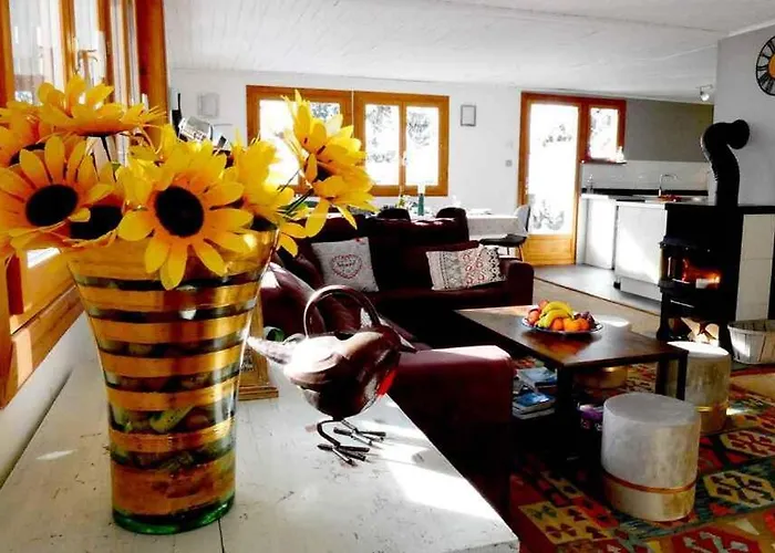 Domek alpejski Falcon With Hot Tub *