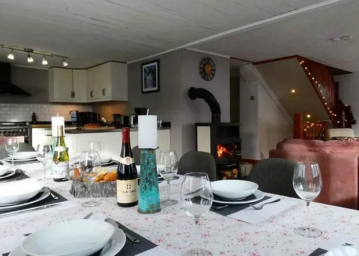 Domek alpejski Falcon With Hot Tub