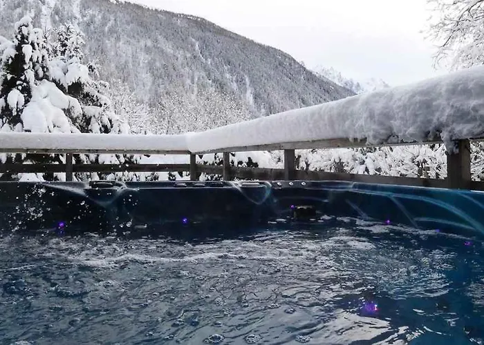 Falcon With Hot Tub Domek alpejski *