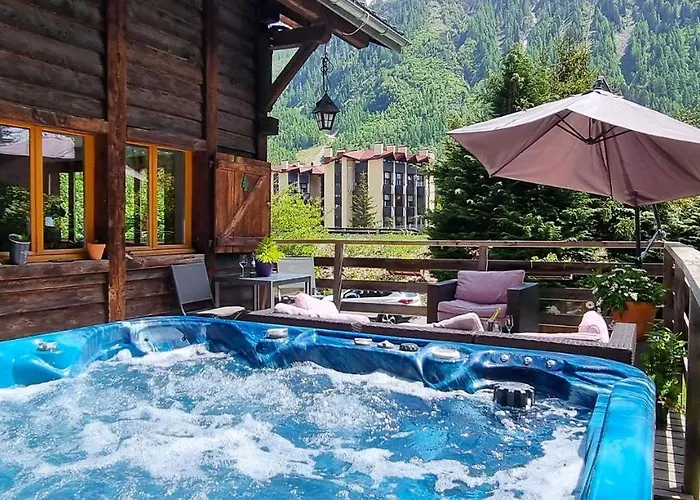 Domek alpejski Falcon With Hot Tub