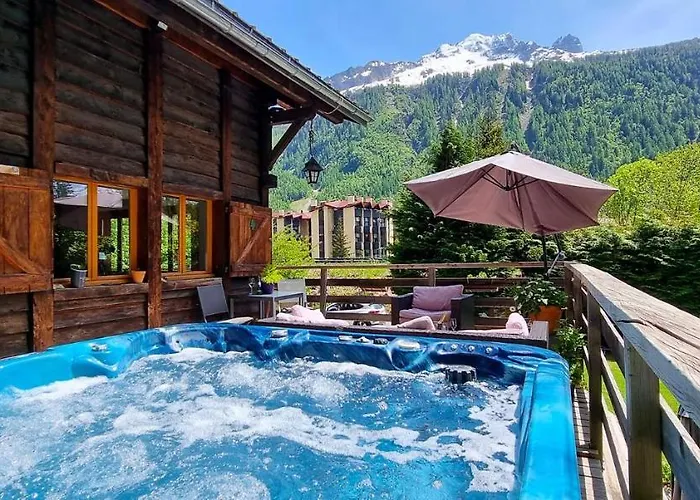 Domek alpejski Falcon With Hot Tub *