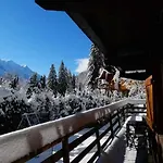 Falcon With Hot Tub شامونكس