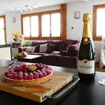 Falcon With Hot Tub شاليه
