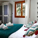 Falcon With Hot Tub شاليه