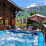 شاليه Falcon With Hot Tub *